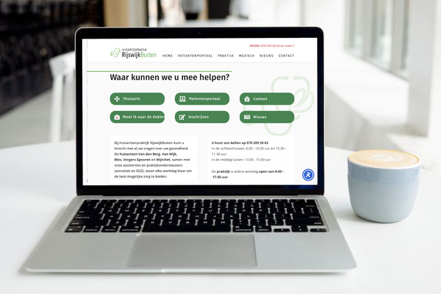 Nieuwe website van Huisartsenpraktijk Rijswijk buiten te zien op een laptop op een tafel met een kop koffie ernaast.